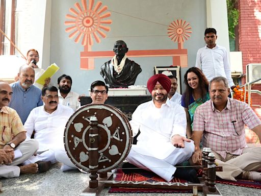 Chandigarh visit: Ravneet Singh Bittu pays tribute to Mahatma Gandhi