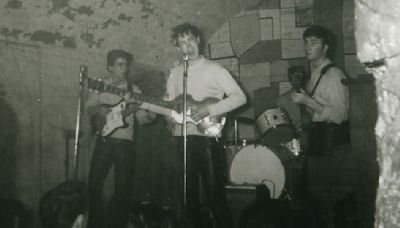 Salen a la luz nuevas fotografías de los Beatles tocando en el Cavern Club de Liverpool antes de ser famosos