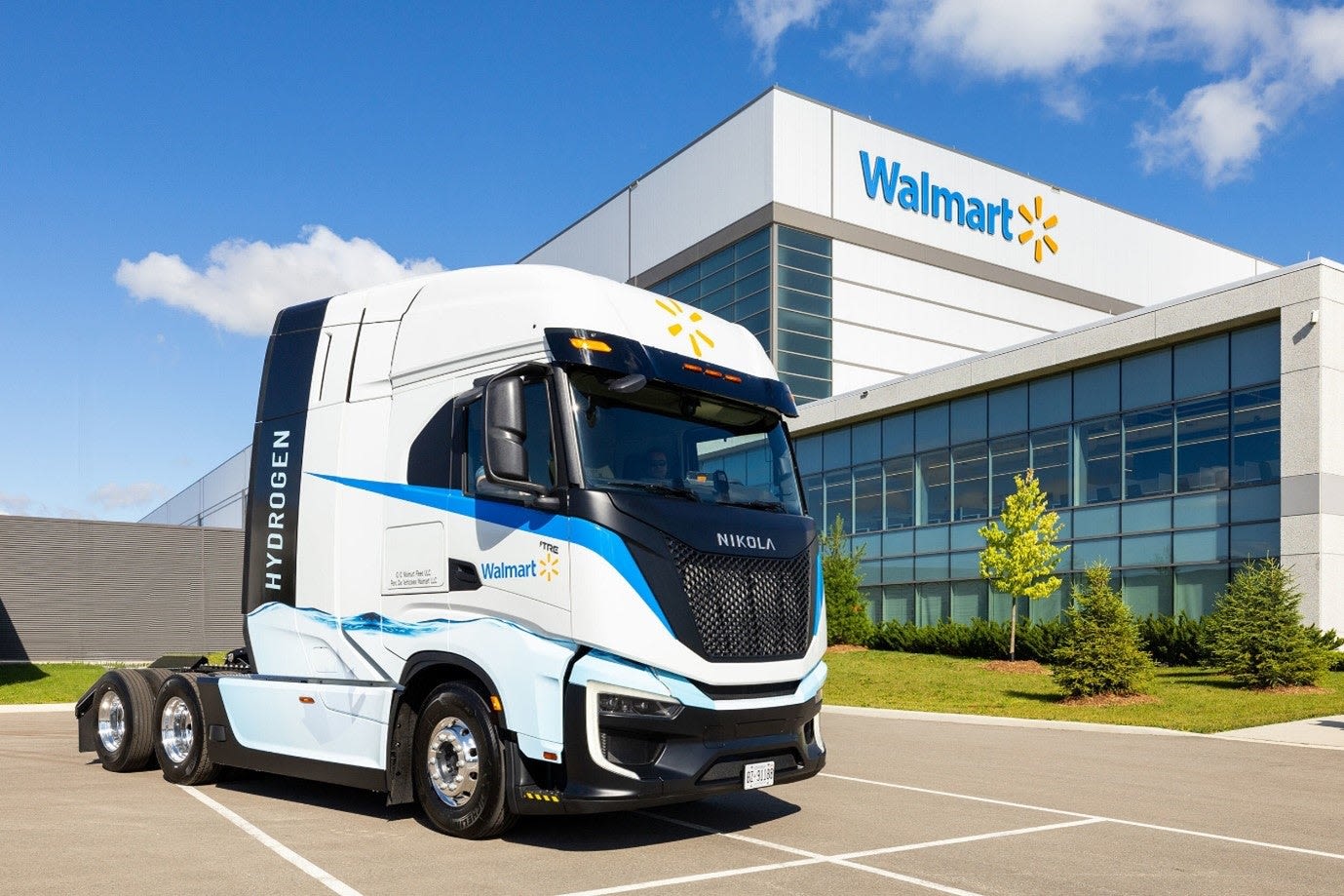 Walmart Canada running first FCEV tractor