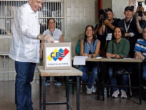 Edmundo González hace escala en las Azores en su viaje hacia España