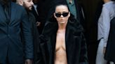 Topless sous son manteau en fourrure XXL, Katy Perry électrise le défilé Balenciaga