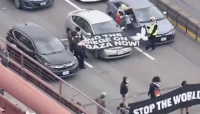 Manifestantes bloquean ambos sentidos del puente Golden Gate de San Francisco, California