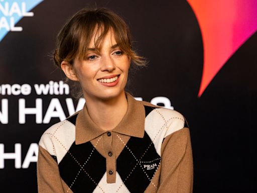 Maya Hawke Widens Her Eyes to Sing ‘Big Idea’ on ‘Kimmel’