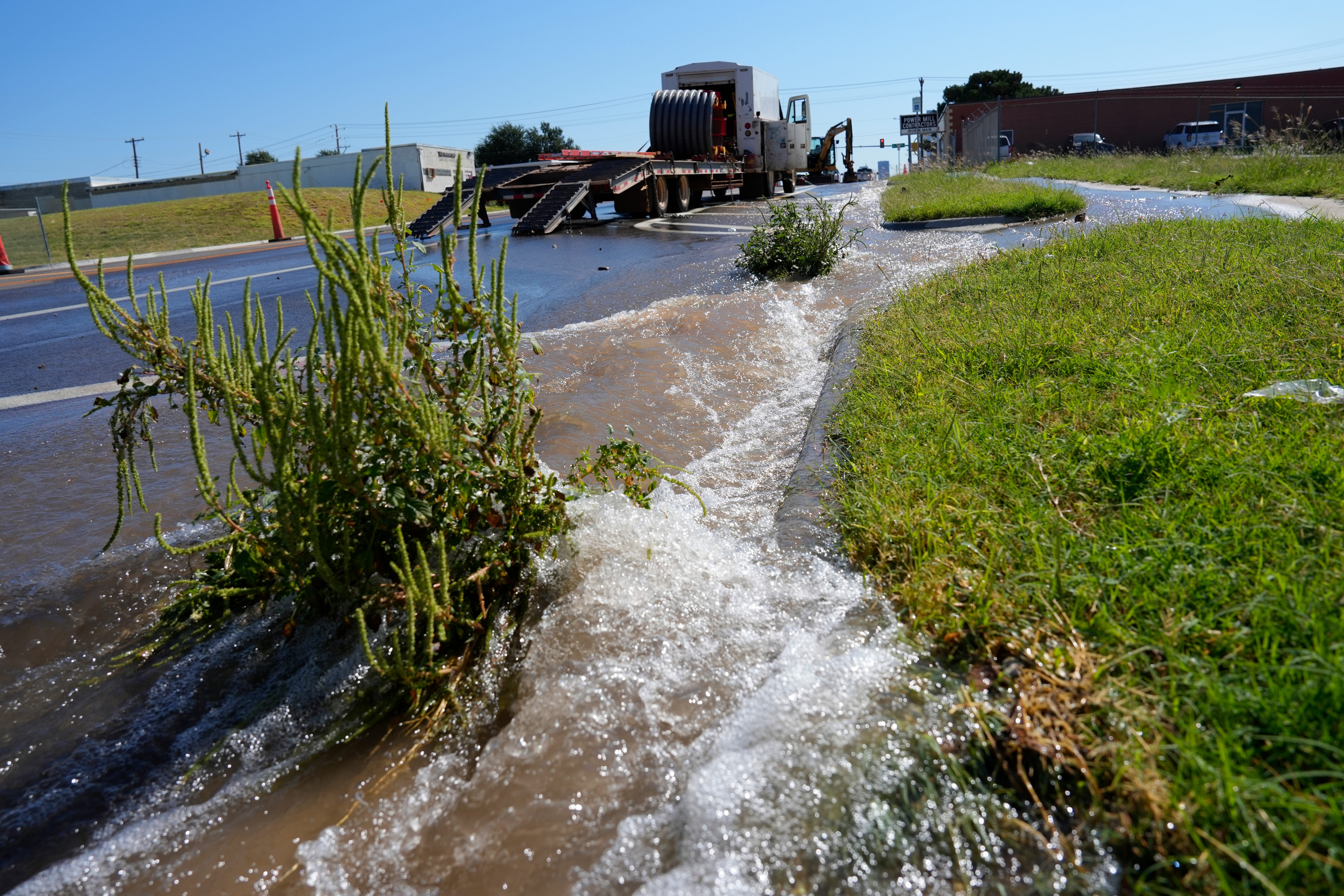 Crews begin work on water main break in downtown OKC