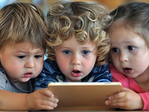 Por qué los especialistas aconsejan a los padres reducir el tiempo de pantalla de sus hijos