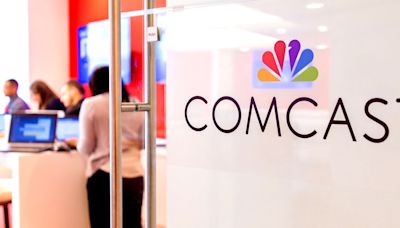 Comcast shares tumble with growing loss of broadband customers