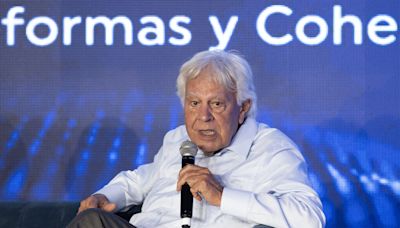 Felipe González lamenta que "la democracia está en retroceso" en una época difícil