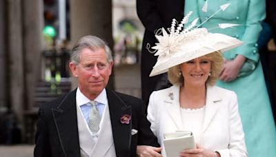 La regina Camilla 19 anni esatti dopo il matrimonio: è l'unica reale ad avere indossato più volte il suo abito da sposa
