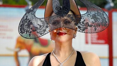 Lady Gaga impacta en el Festival de Venecia con sus 'looks' góticos