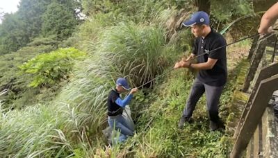 遊客吃完便當往山下丟 太平山人員賣命垂降撿垃圾！驚險畫面曝