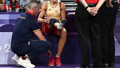 Badminton-Spain's Marin retires during semi-final with knee injury