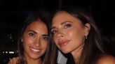 La inesperada reacción de Antonela Roccuzzo al ver a Victoria Beckham con muletas en la Semana de la Moda