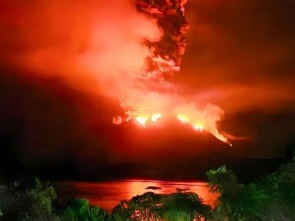 印尼外海魯仰火山爆發數百人撤離 警戒升至最高級[影]