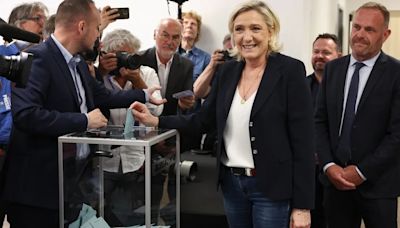 Los sondeos señalan que la ultraderecha francesa se aleja de obtener la mayoría absoluta mientras Le Pen ataca a Mbappé