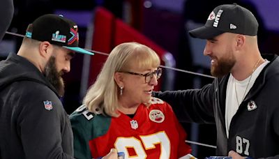 Staying together for your kids, like Donna and Ed Kelce did, is good — if you do it right, a therapist says. Here's how.