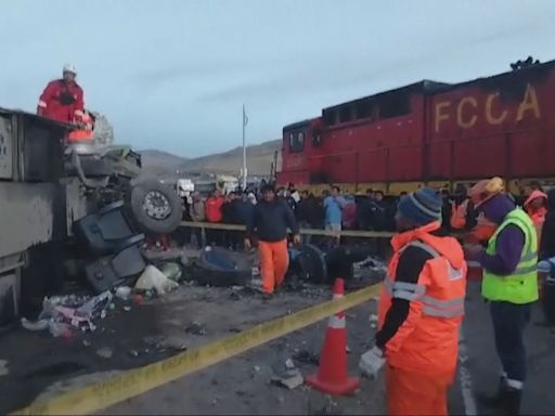 秘魯中部巴士與貨運列車相撞 4死逾30傷