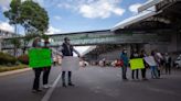 Tras más de 6 horas de bloqueo, extrabajadores de Mexicana de Aviación liberan la T1 del AICM