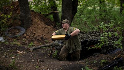 Guerre en Ukraine: l'armée ukrainienne résiste difficilement dans le Donbass