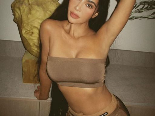 Kim Kardashian capricha na pose e no carão com look nude