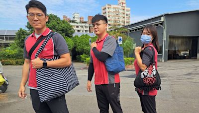 響應減塑向快時尚說不！ 中市環保局推廣舊衣回收變身購物袋