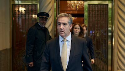 Defensa de Trump presiona a Cohen por sus delitos y mentiras en juicio contra el expresidente