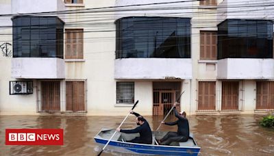 Inundações no Rio Grande do Sul: moradores de bairro às escuras improvisam 'patrulha' para evitar crimes