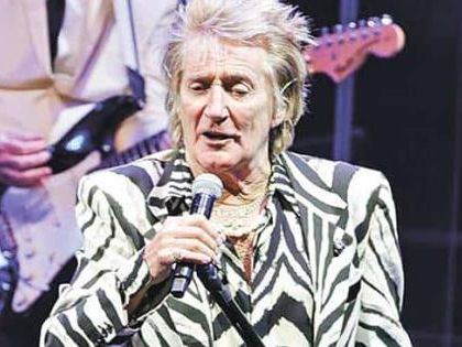 ROD STEWART, ABUCHEADO POR APOYAR A UCRANIA EN UN CONCIERTO