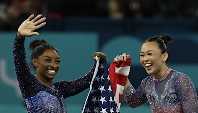 Biles se sienta a la mesa de Latynina y Caslavska