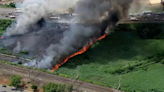 Incendio de maleza detiene tráfico en la I-95; huma visible a kilómetros de distancia