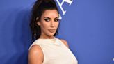 Kim Kardashian llama la atención al visitar enloquecida exhibición en Miami