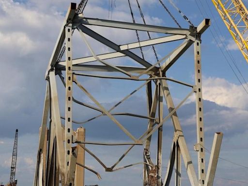 Final major steel truss from Key Bridge collapse blocking full federal channel removed