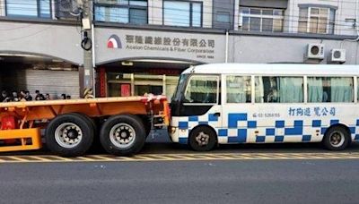 驚悚一幕！彰化彰鹿路曳引車後板台脫落 大客車迎面撞上險象環生