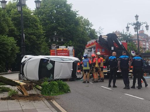 Herido un hombre de 54 años tras un espectacular vuelco en el centro de Oviedo