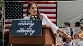 Ocasio-Cortez pide el voto por Biden en anuncio de la campaña durante la Copa América