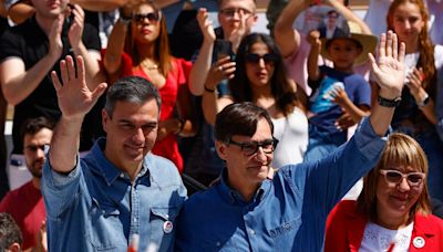 Pedro Sánchez pide una victoria "amplia" para un precavido Salvador Illa