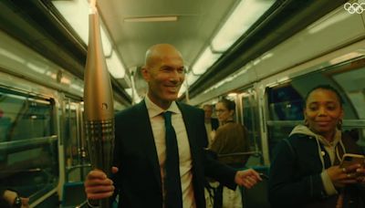 Juegos Olímpicos: el video con Zinedine Zidane corriendo por las calles de París con la antorcha
