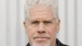 Ron Perlman dice que la intención de los estudios de alargar las huelgas de actores y guionistas es un "acto de guerra"