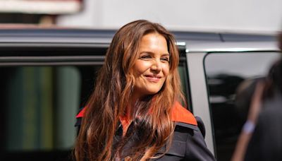 Katie Holmes nos lleva hasta 2010 con su último look ¿queremos que vuelva esta tendencia?