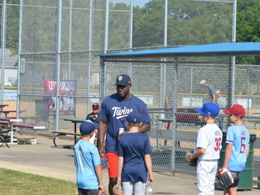Twins continue fostering love of the game through youth baseball clinic | News, Sports, Jobs - Fairmont Sentinel