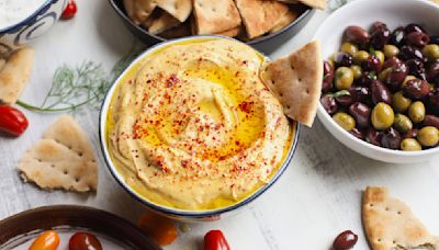 Garlic Parmesan Is The Next Hummus Flavoring You Need To Try