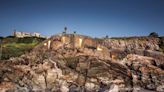 Frente al mar. Vivieron 14 años en una icónica casa-cueva, pero una intendencia quiere demolerla