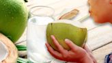 ¿Qué beneficios tiene el agua de coco en la piel?