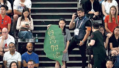 女生巴黎奧運舉台灣加油海報遭搶 台斥侵言論自由