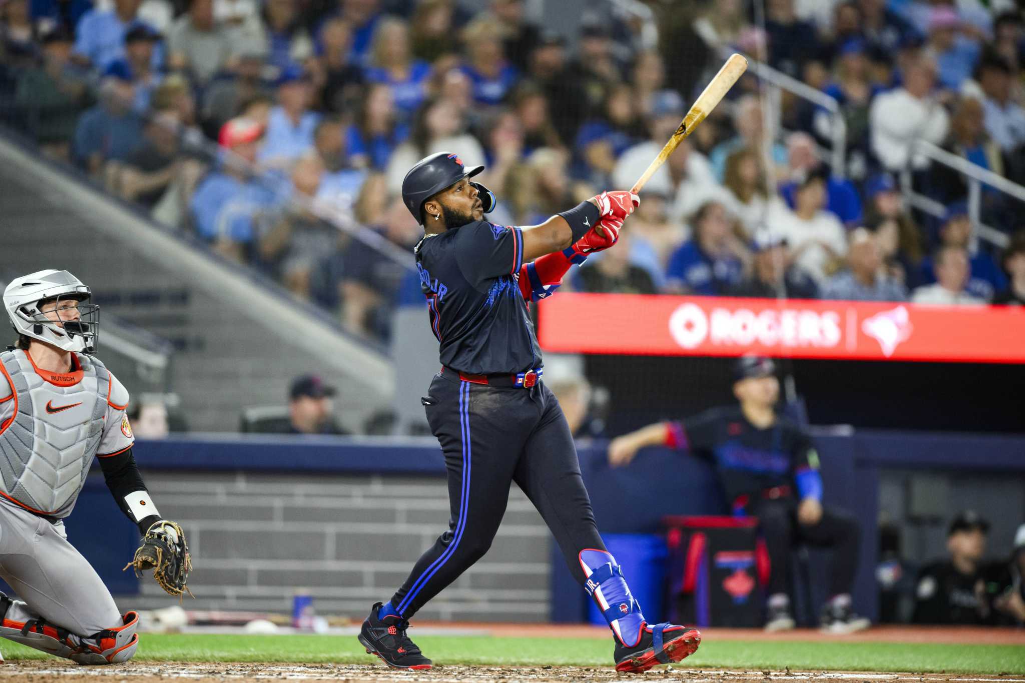 Vladimir Guerrero Jr. homers and extends hitting streak to 20 games as Blue Jays beat Orioles 7-6