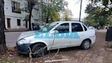 Un automovilista perdió el control, subió a la Plaza España y chocó contra un árbol