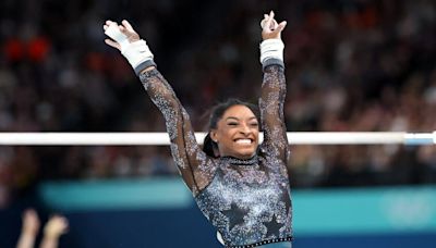 Simone Biles shows her grit, overcoming leg injury in impressive Paris start