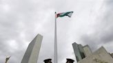 Remueven bandera de Estados Unidos de la universidad de Puerto Rico e izan la de Palestina