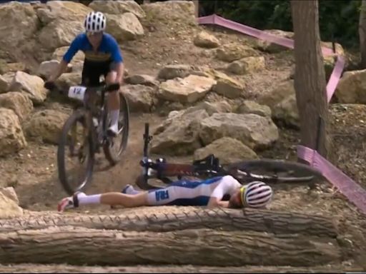 VIDEO: El impactante accidente de una ciclista francesa en París 2024; quedó inconsciente y sufrió un traumatismo encéfalocraneal