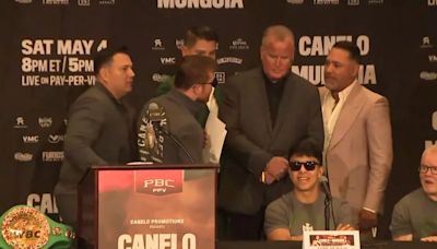 Al borde de los golpes, Canelo y Óscar de la Hoya protagonizaron una pelea en rueda de prensa