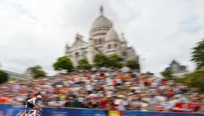 Quand un coureur fait une pause pipi chez Amélie à Montmartre